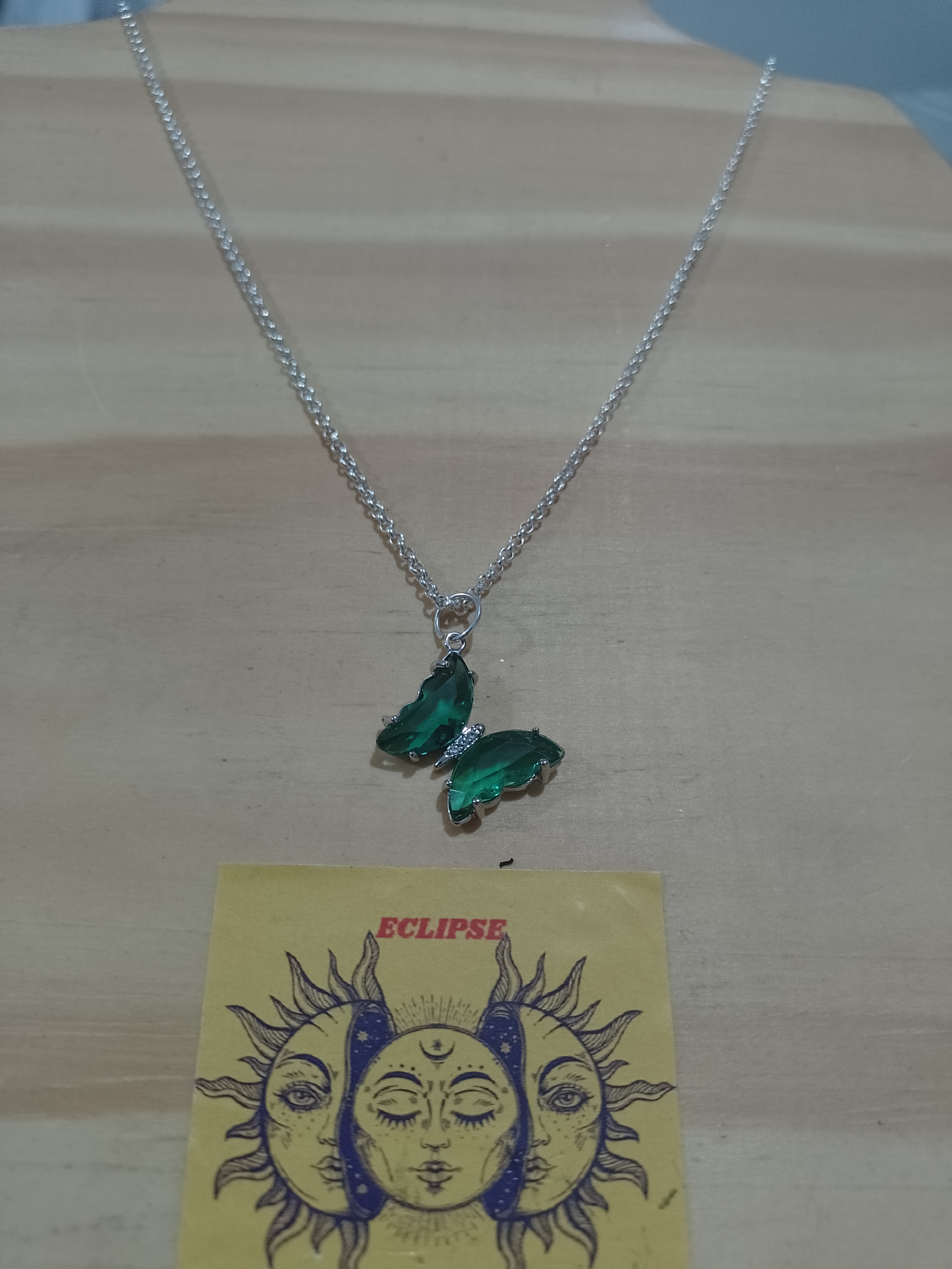 Acero blanco collar con dije mariposa verde